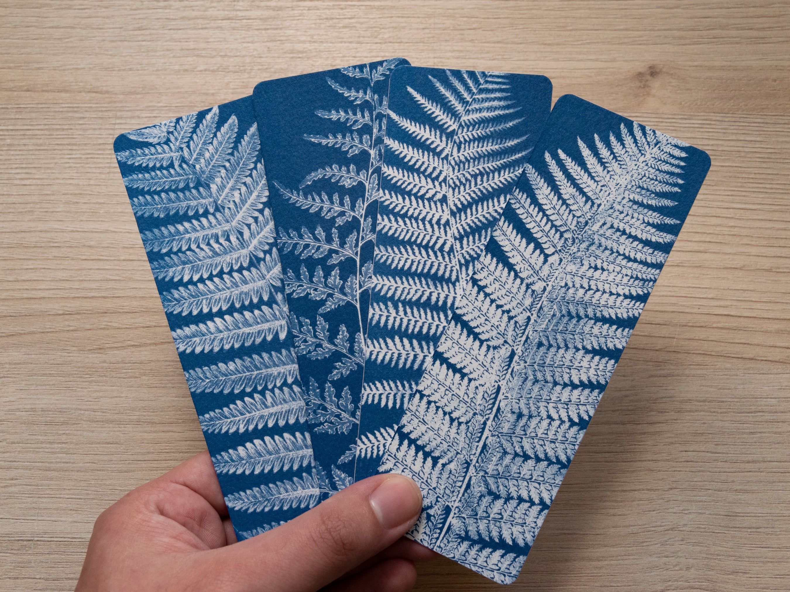 Cyanotypie-Lesezeichen, Muster aus Eisenblättern