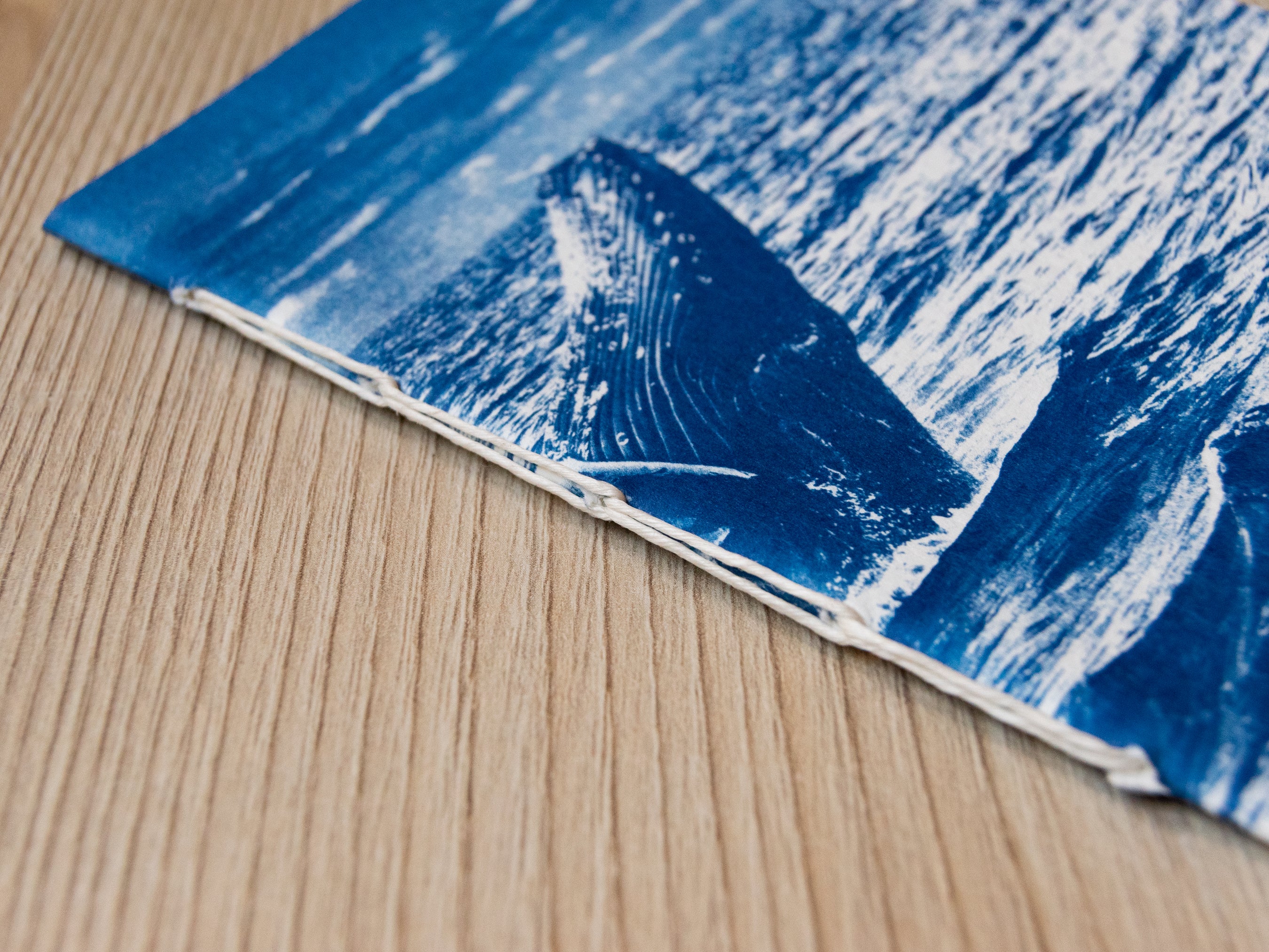 Libreta hecha a mano con cianotipia | Ballena en océano