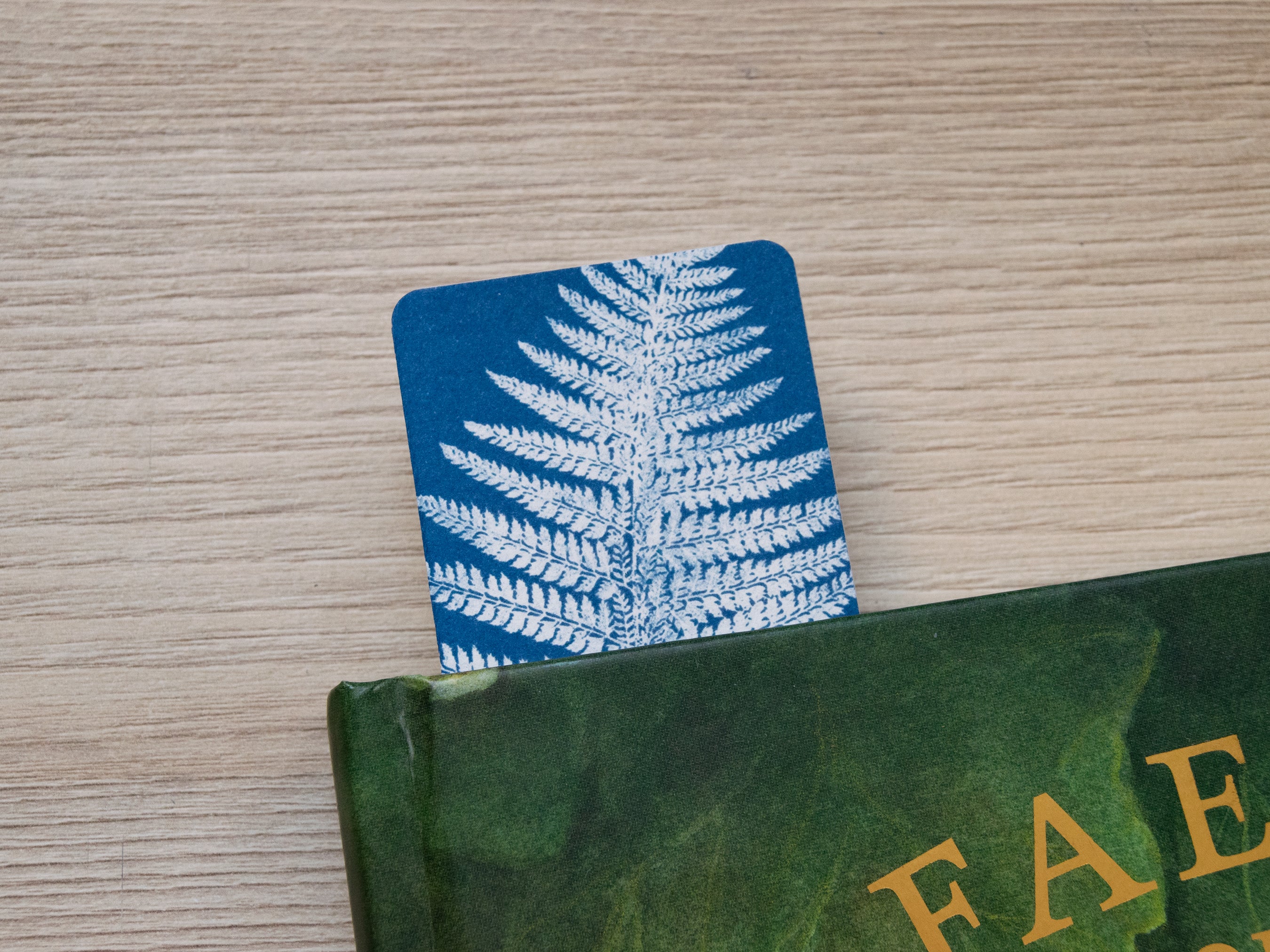 Cyanotypie-Lesezeichen, Muster aus Eisenblättern