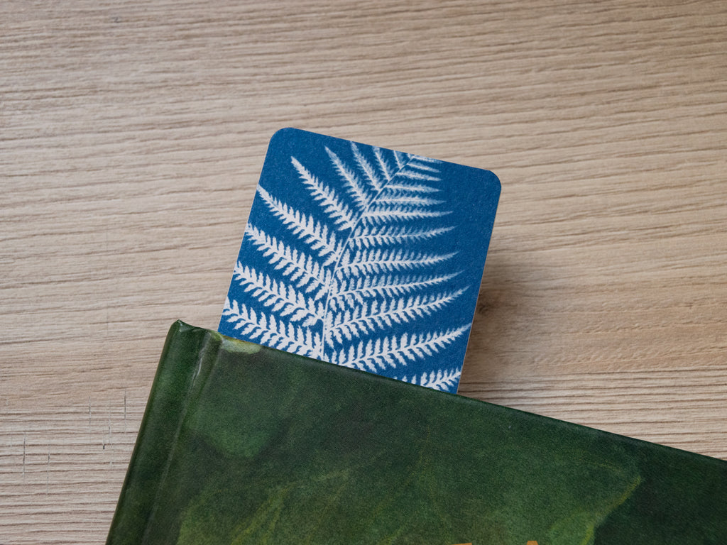 Cyanotypie-Lesezeichen, Muster aus Eisenblättern